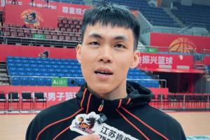 大家好 我是江蘇男籃龐崢麟 感謝吧友的全明星投票 我會(huì)繼續(xù)拼搏