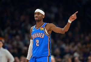 游刃有余！亞歷山大打滿首節(jié)6中5拿到10分2助 正負(fù)值+5