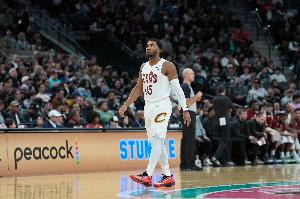 精神可嘉！米切爾中路起飛 單臂隔扣霍姆格倫但砸飛了