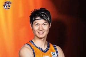 保持健康無(wú)畏前行！祝上海男籃隊(duì)長(zhǎng)王哲林32歲生日快樂！??