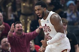 高難度！米切爾對(duì)抗防守強(qiáng)投命中 還造犯規(guī)加罰也有